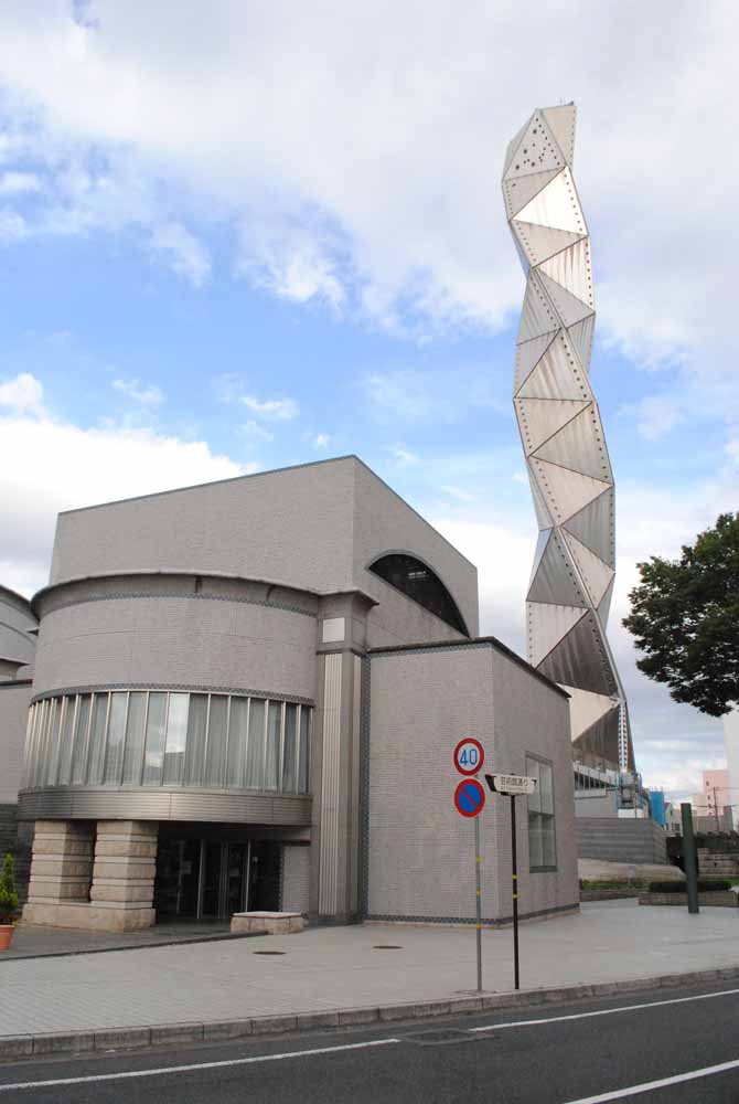 水戸芸術館のシンボルである高さ１００メートルの塔＝水戸市五軒町
