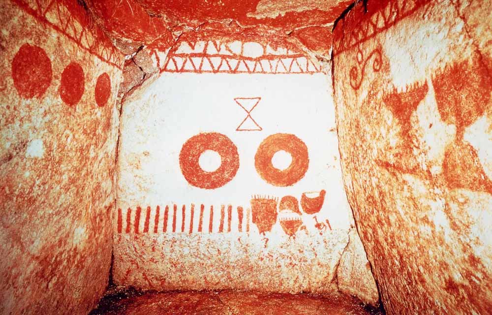 石室内に色鮮やかな彩色壁画が残る虎塚古墳の内部＝ひたちなか市中根
