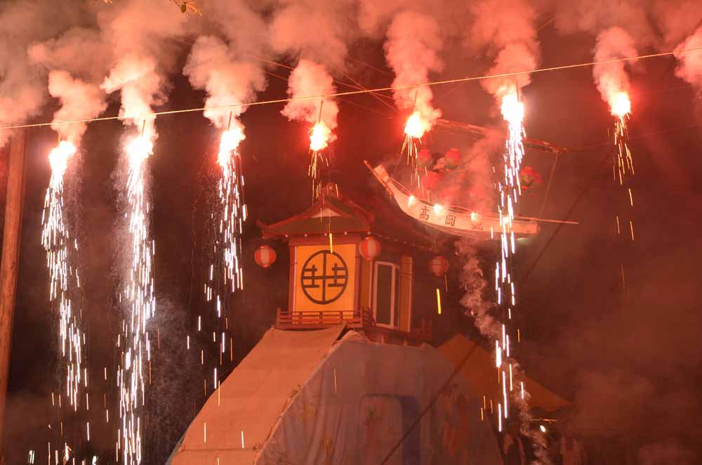 高岡愛宕神社で披露される高岡流綱火