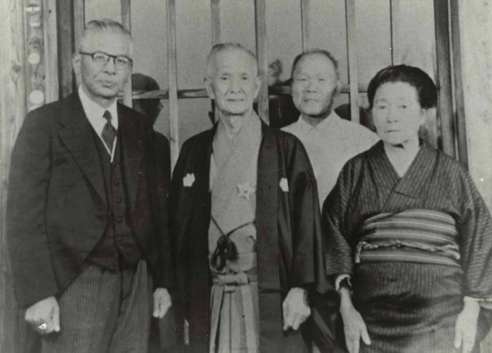 日本近代陶芸の先駆者として活躍した板谷波山（左から２人目）
